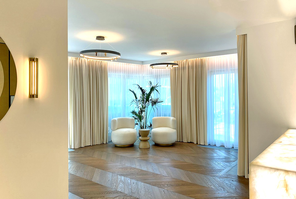 widok na salon w ekskluzywnym apartamencie do sprzedaży Warszawa
