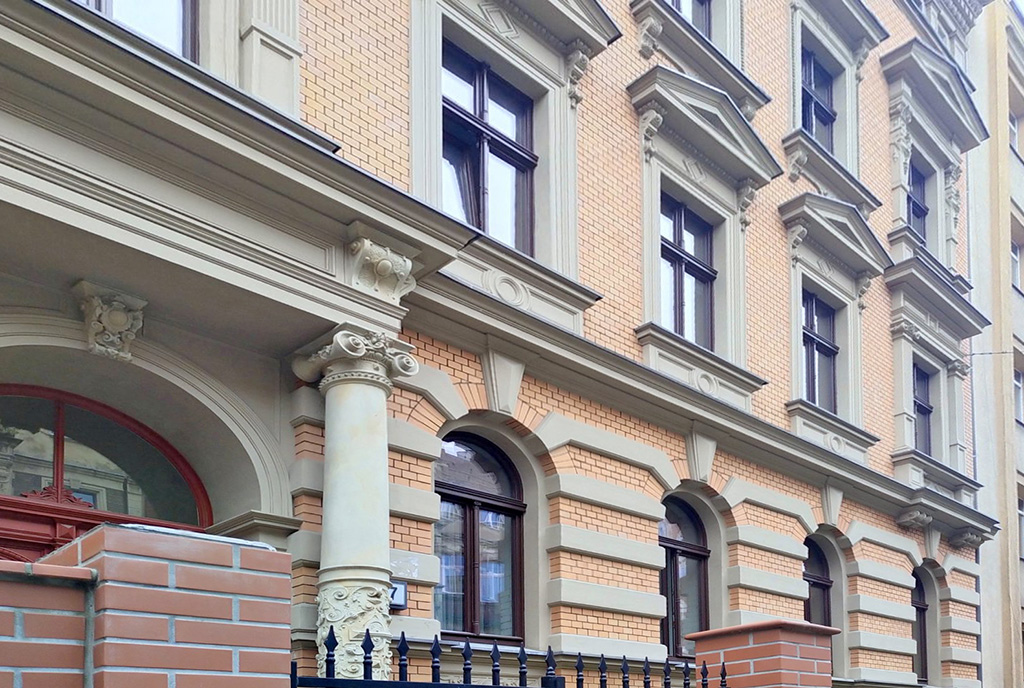 stylowa kamienica, gdzie znajduje się luksusowy apartament na sprzedaż Wrocław