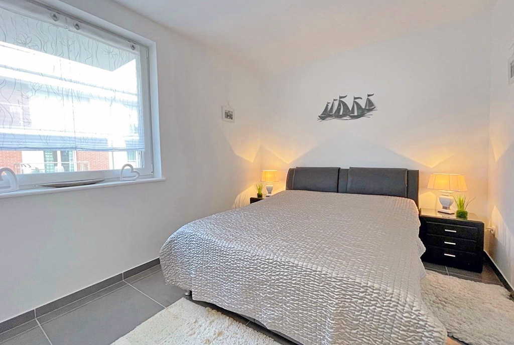 zaciszna sypialnia w ekskluzywnym apartamencie na sprzedaż nad morzem