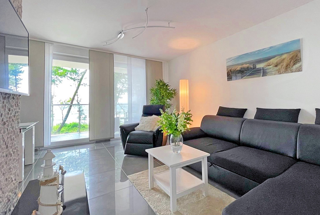 wytworny salon w luksusowym apartamencie na wynajem nad morzem