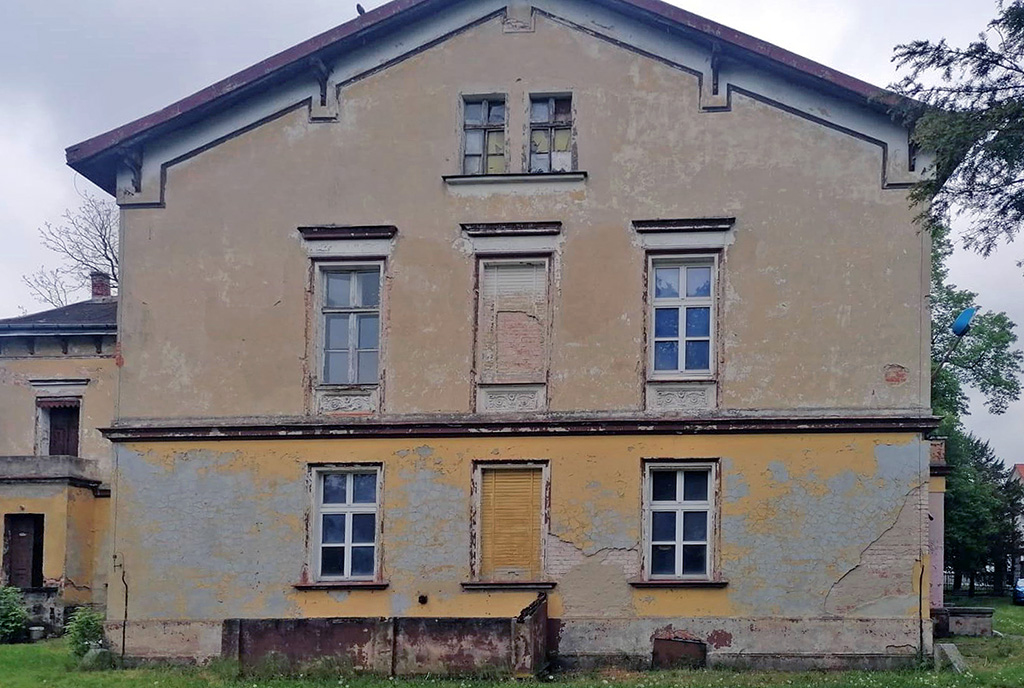 widok z boku na ekskluzywny dwór do sprzedaży Zielona Góra (okolice)