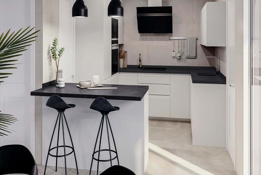zaprojektowana w czerni i bieli kuchnia w luksusowej willi na sprzedaż Marbella (Hiszpania)