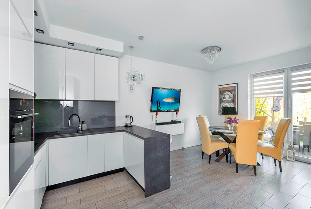 funkcjonalnie zaaranżowana kuchnia w luksusowej willi do sprzedaży Gdynia (okolice)