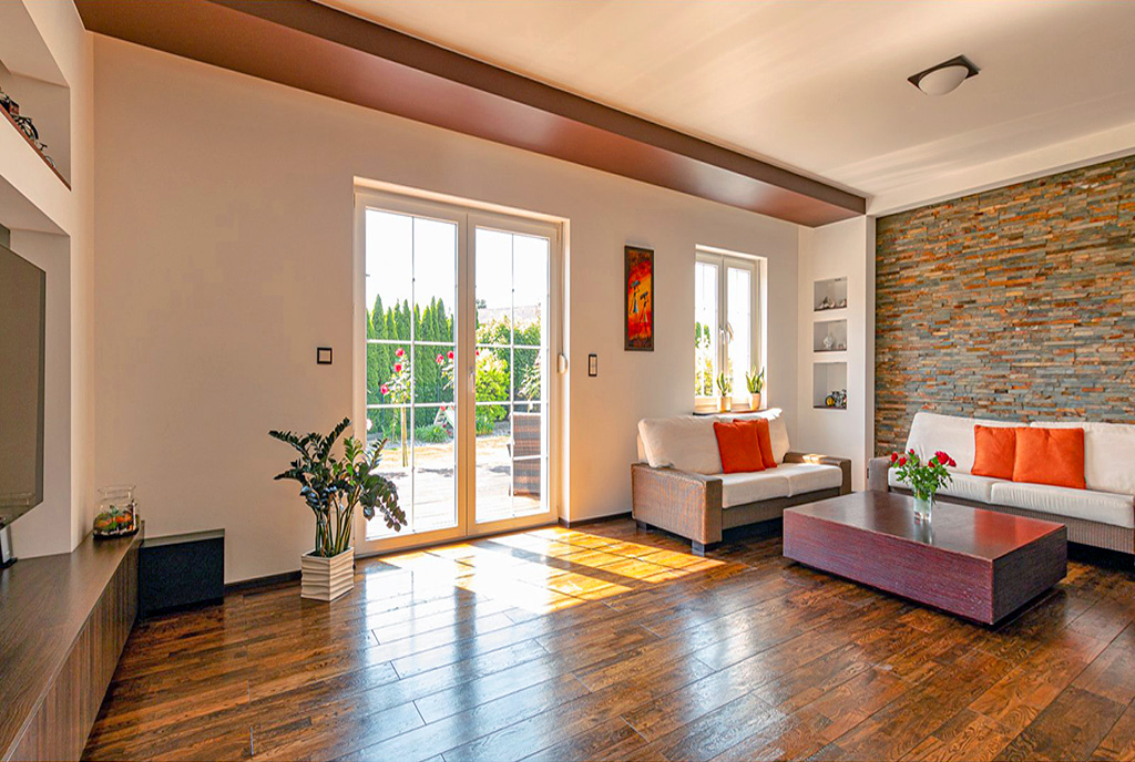 słoneczny pokój dzienny w luksusowej willi na sprzedaż Kalisz (okolice)