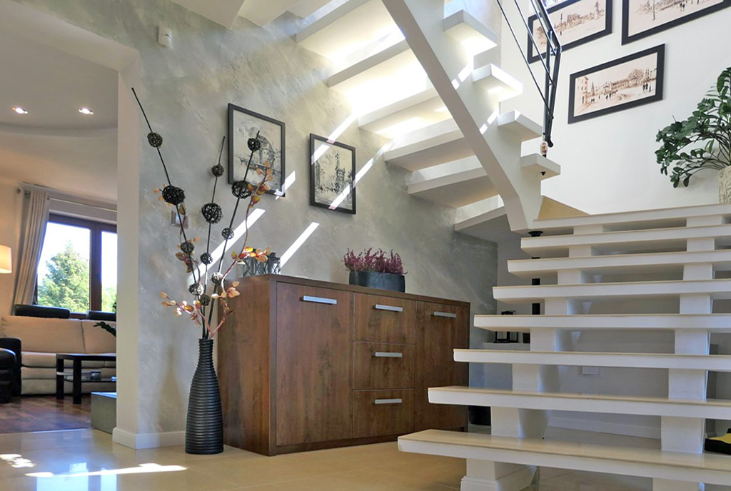 schody prowadzące na górny poziom luksusowej willi do sprzedaży Kwidzyn