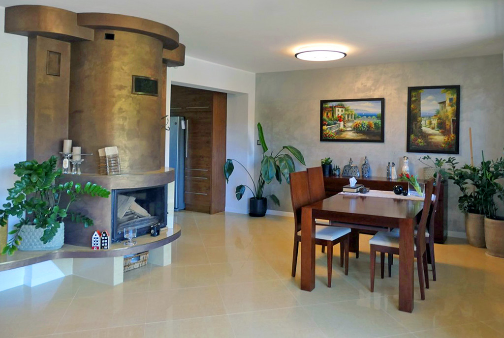 imponujący kominek w salonie ekskluzywnej willi do sprzedaży Kwidzyn