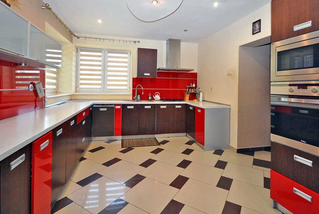 zabudowana w nowoczesnym stylu kuchnia w ekskluzywnej willi na wynajem Piotrków Trybunalski (okolice)