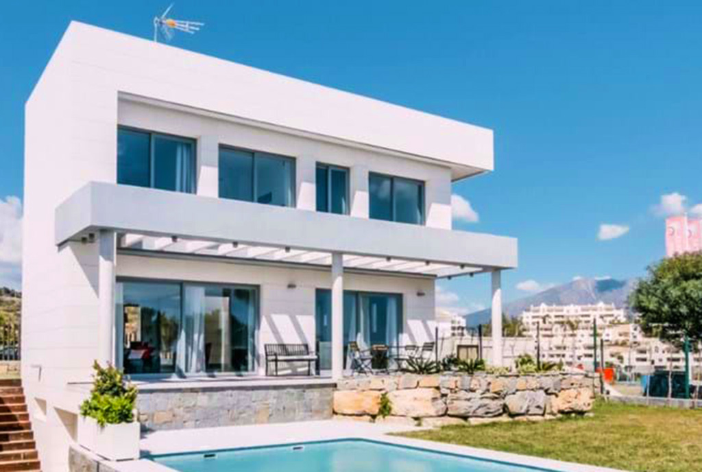 tylna elewacja z basenem przy luksusowej willi do sprzedaży Hiszpania (Mijas Costa)