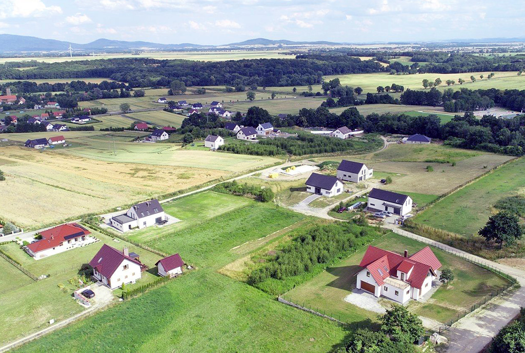 atrakcyjna okolica, w której znajduje się oferowana do sprzedaży luksusowa willa Wałbrzych (okolice)