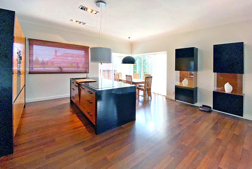 widok na kuchnię w ekskluzywnej willi na wynajem Szczecin (okolice)