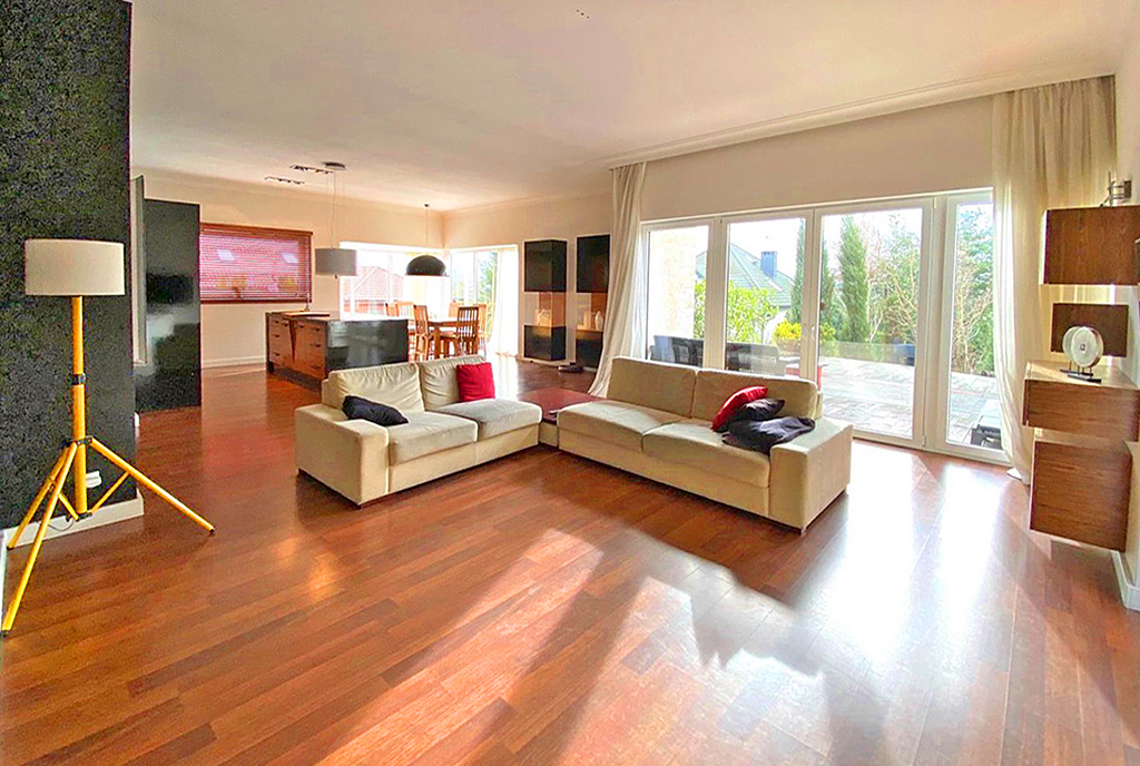 przestronne wnętrze luksusowej willi do wynajmu Szczecin (okolice)