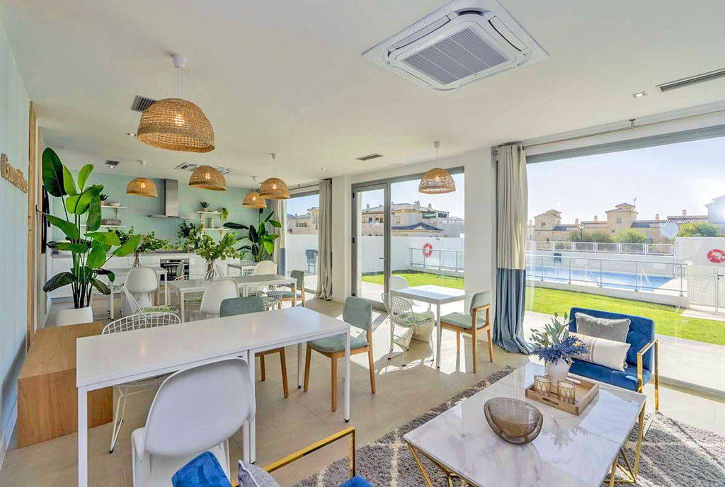 słoneczny salon i taras przy luksusowym apartamencie na sprzedaż Hiszpania (Benalmadena)