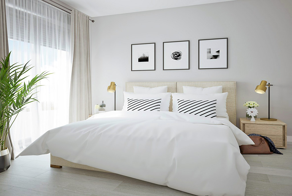 zaprojektowana w bieli sypialnia w ekskluzywnym apartamencie do sprzedaży Hiszpania (Benalmadena)
