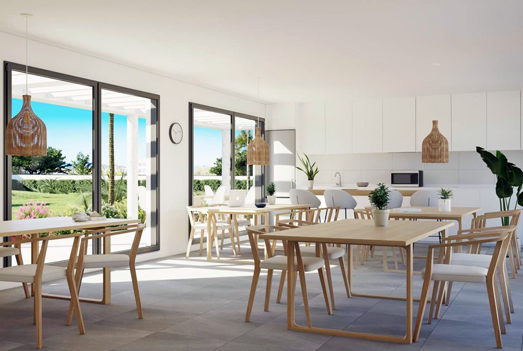 na pierwszym planie jadalnia, w oddali kuchnia w luksusowym apartamencie na sprzedaż Hiszpania (Estepona)