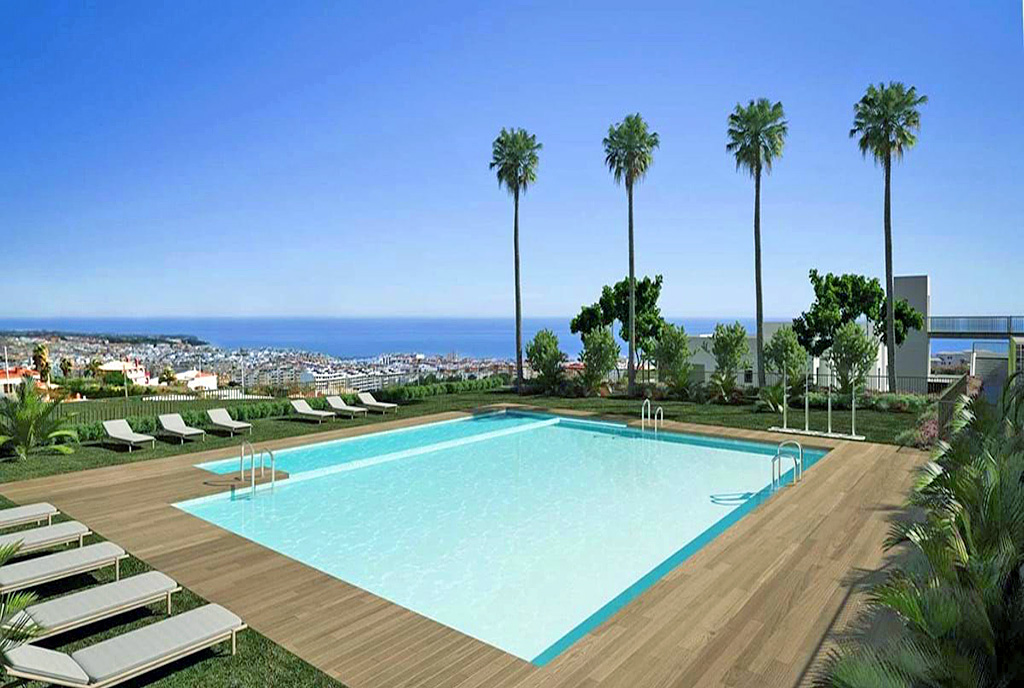 widok na basen w częściach wspólnych apartamentowca, w którym znajduje się oferowany na sprzedaż luksusowy apartament Hiszpania (Estepona)