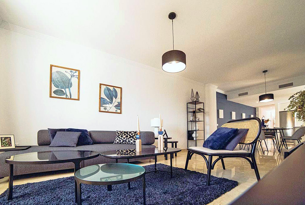 widok z salonu na aneks kuchenny w ekskluzywnym apartamencie do sprzedaży Hiszpania (Manilva)