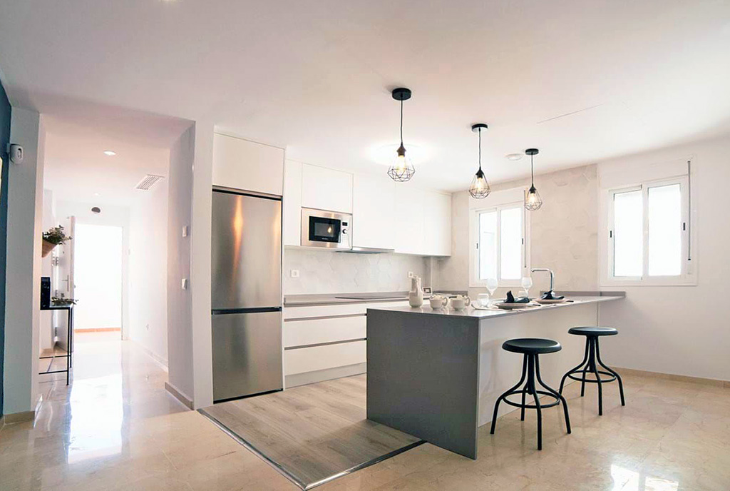 funkcjonalnie zaaranżowana kuchnia w luksusowym apartamencie do sprzedaży Hiszpania (Manilva)