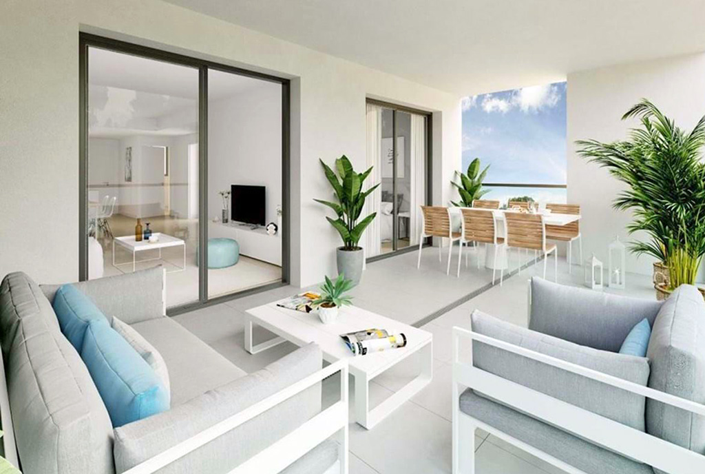 zaprojektowane w jasnych kolorach wnętrze ekskluzywnego apartamentu na sprzedaż Hiszpania (Mijas)