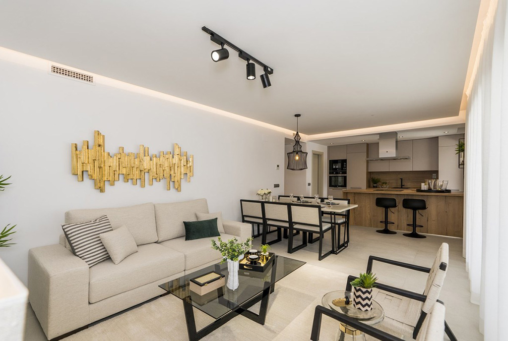 widok z salonu na aneks kuchenny w ekskluzywnym apartamencie do sprzedaży Hiszpania (Mijas)