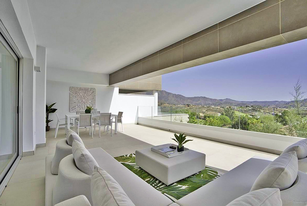 salon oraz taras przy ekskluzywnym apartamencie na sprzedaż Hiszpania (Mijas)