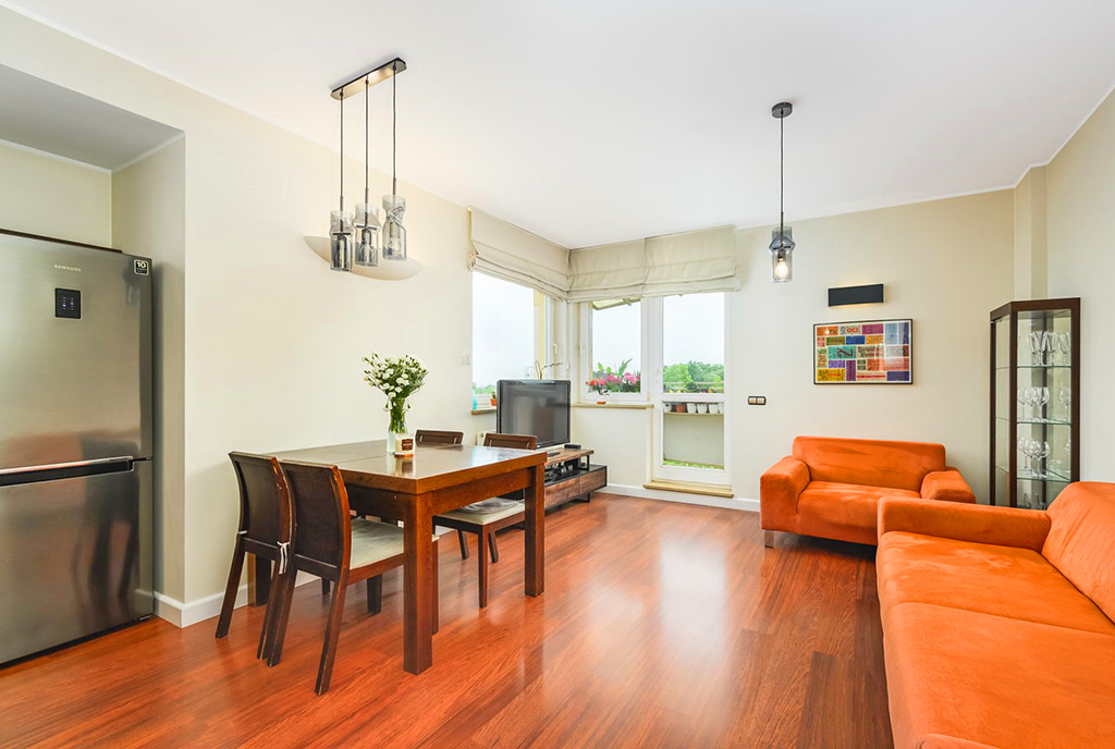 na pierwszym planie jadalnia w luksusowym apartamencie do wynajmu Gdańsk