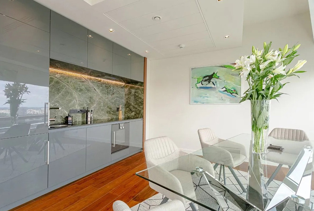 fragment kuchni w luksusowym apartamencie do wynajmu Warszawa