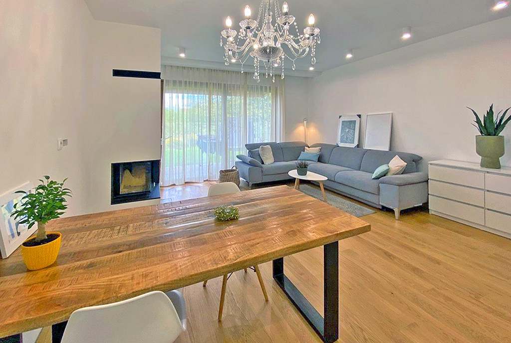 wytworny salon w ekskluzywnym apartamencie do wynajęcia Szczecin (okolice)