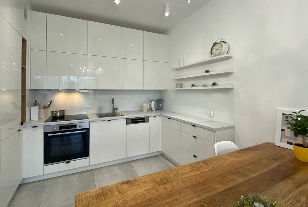 zaprojektowana w bieli kuchnia w ekskluzywnym apartamencie na wynajem Szczecin (okolice)