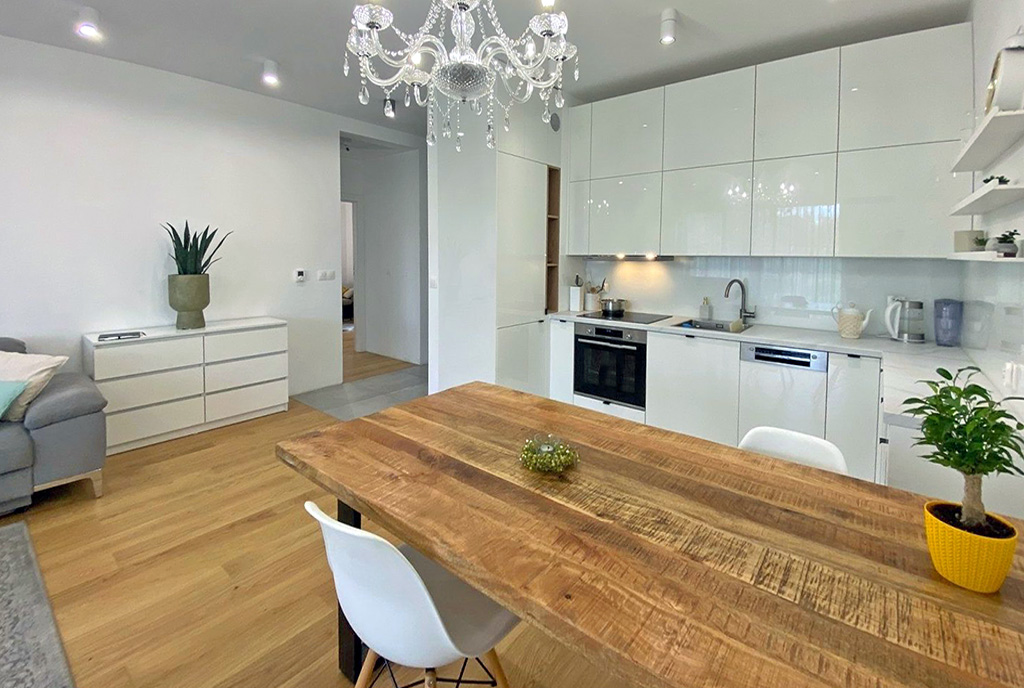 na pierwszym planie jadalnia w luksusowym apartamencie do wynajmu Szczecin (okolice)