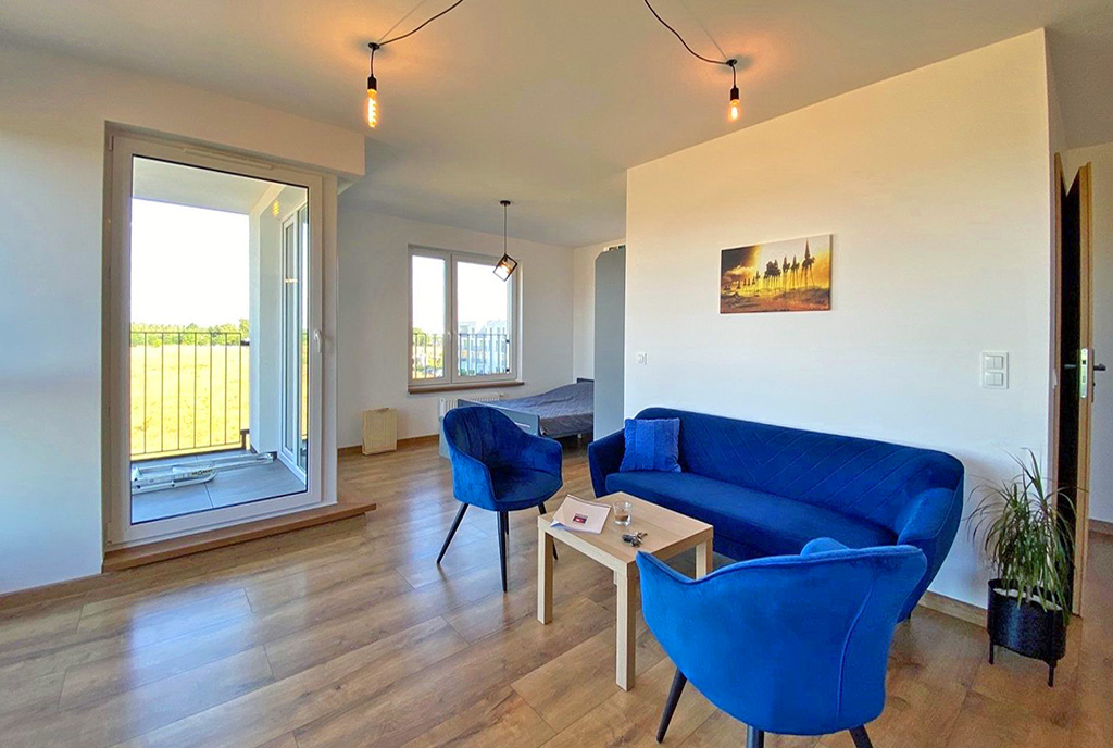 jedna ze stron pokoju dziennego w luksusowym apartamencie o wynajmu Szczecin