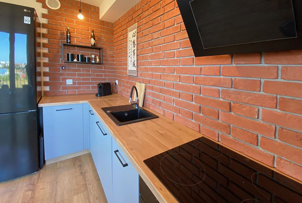 kuchnia w stylu retro w luksusowym apartamencie na wynajem Szczecin