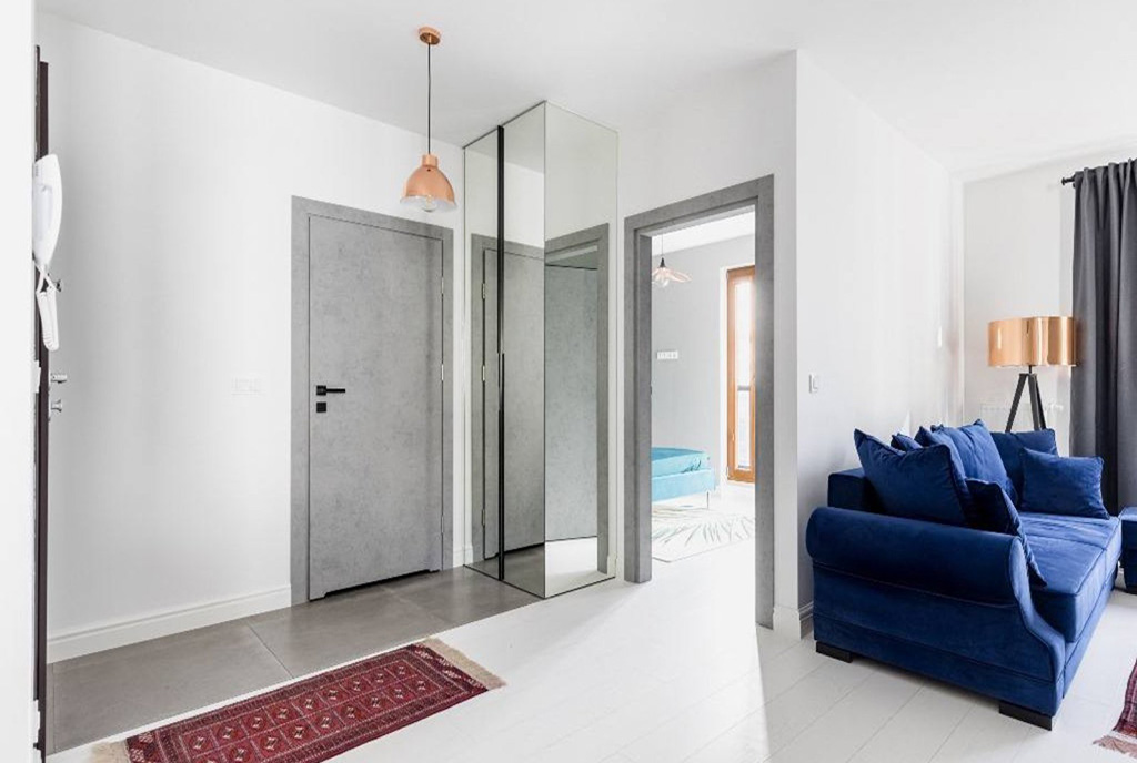 funkcjonalny hol w ekskluzywnym apartamencie na wynajem Warszawa
