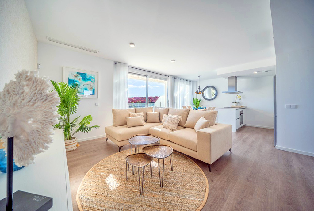 na pierwszym planie salon, w oddali kuchnia w ekskluzywnym apartamencie do sprzedaży Hiszpania (Estepona)