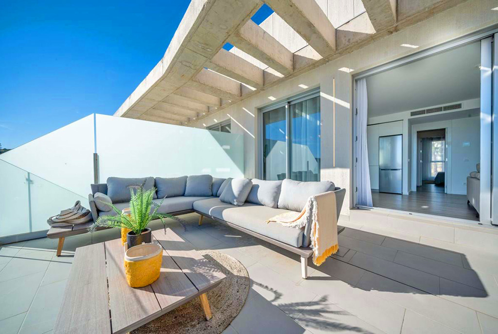 słoneczny taras przy ekskluzywnym apartamencie na sprzedaż Hiszpania (Estepona)