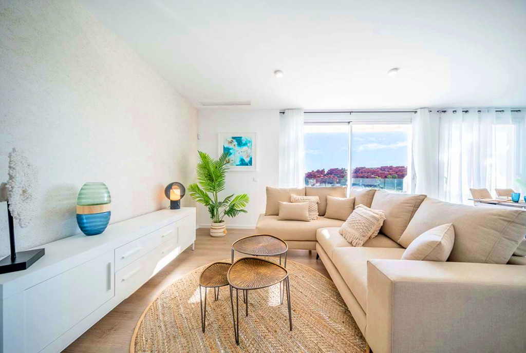 fragment pokoju gościnnego w luksusowym apartamencie na sprzedaż Hiszpania (Estepona)