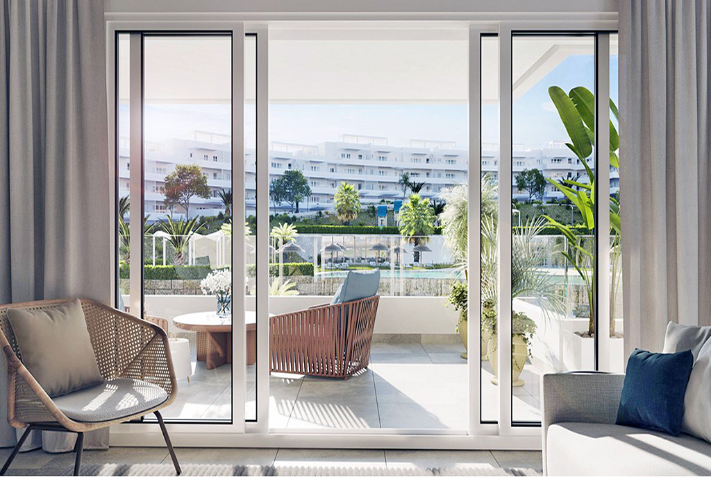 wyjście na taras przy luksusowym apartamencie na sprzedaż Hiszpania (Malaga)