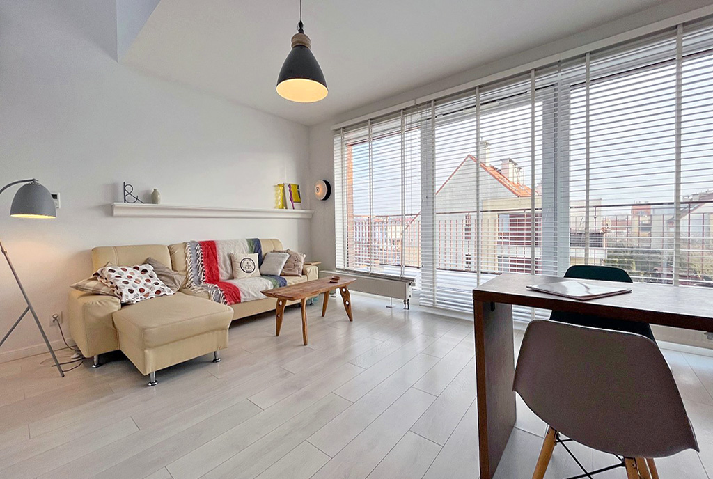 słoneczny salon w luksusowym apartamencie na wynajem Szczecin