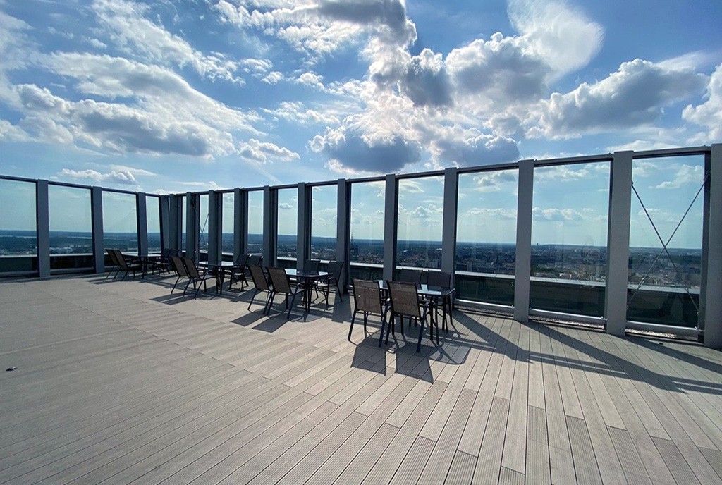 na zdjęciu słoneczny taras przy ekskluzywnym apartamencie na wynajem Szczecin