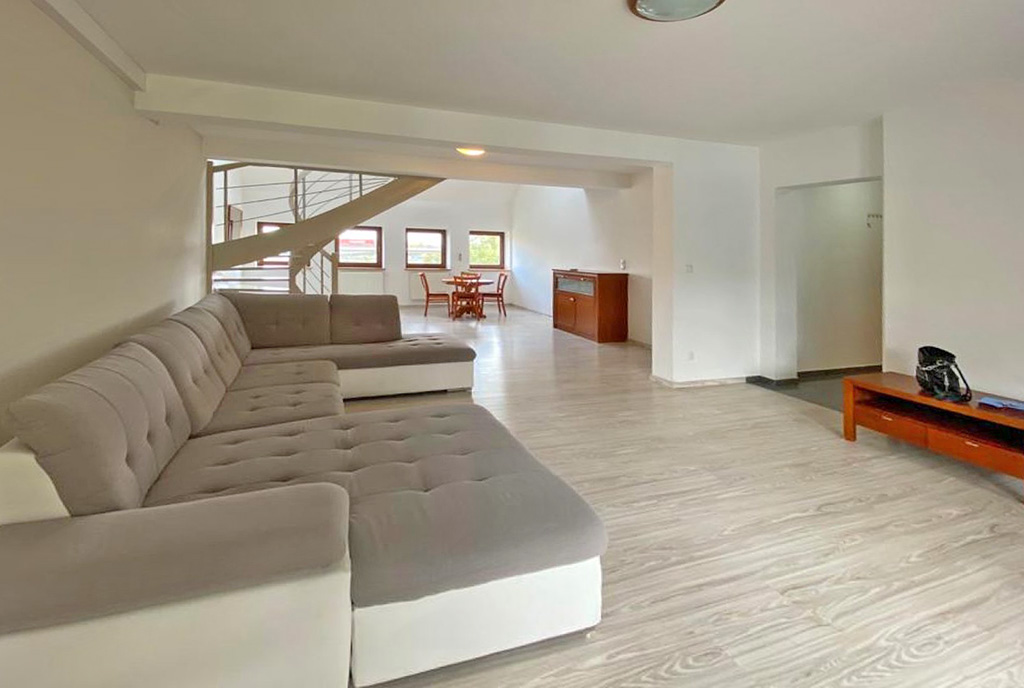 przestronny salon w luksusowym apartamencie do wynajmu Szczecin