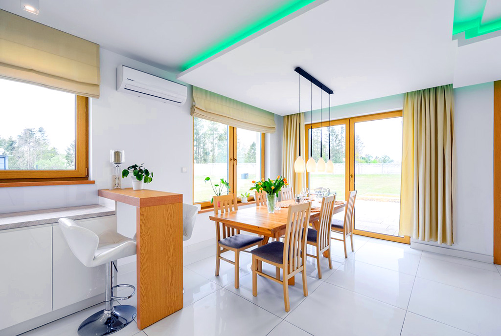 nowoczesne oświetlenie salonu w ekskluzywnej willi do sprzedaży Gdańsk (okolice)