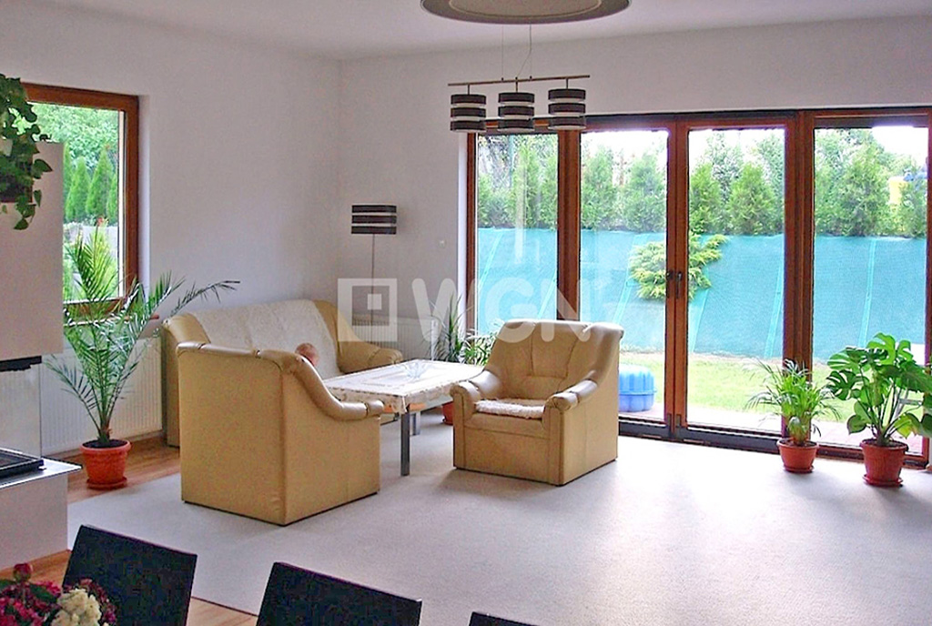 pokój dzienny oraz taras przy luksusowej willi do wynajmu Szczecin