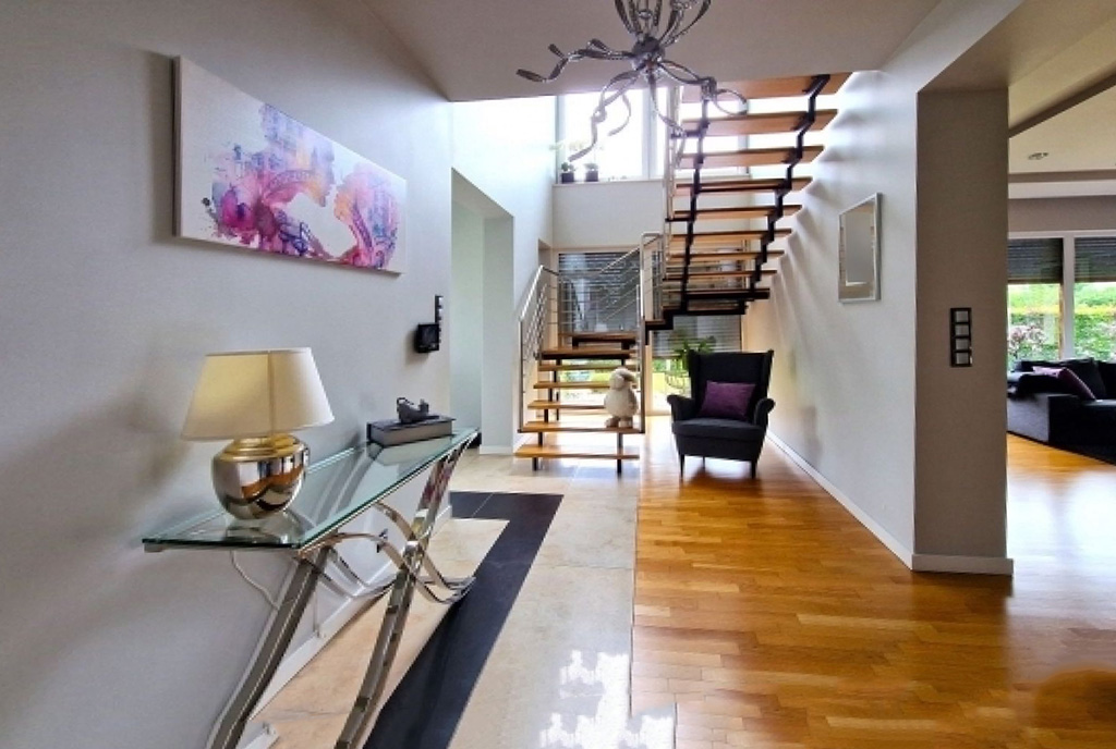 imponujące schody i hol w ekskluzywnej willi na sprzedaż Bielsko-Biała (okolice)