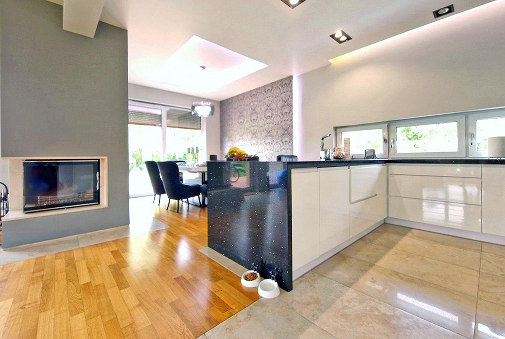 nowoczesna aranżacja kuchni w ekskluzywnej willi do sprzedaży imponujące schody i hol w ekskluzywnej willi na sprzedaż Bielsko-Biała (okolice)