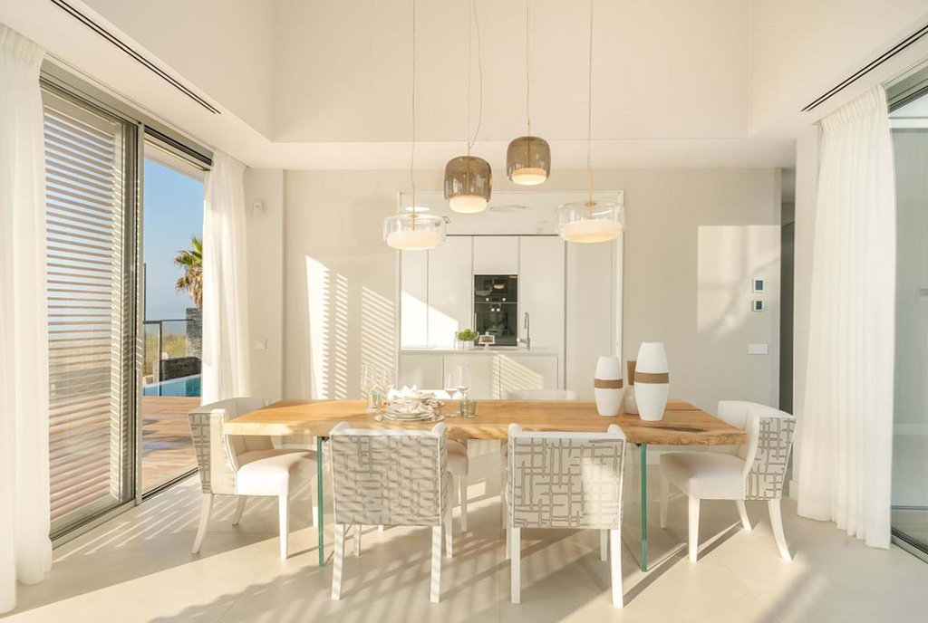 zaprojektowana w bieli kuchnia w luksusowej willi na sprzedaż Hiszpania (Estepona)