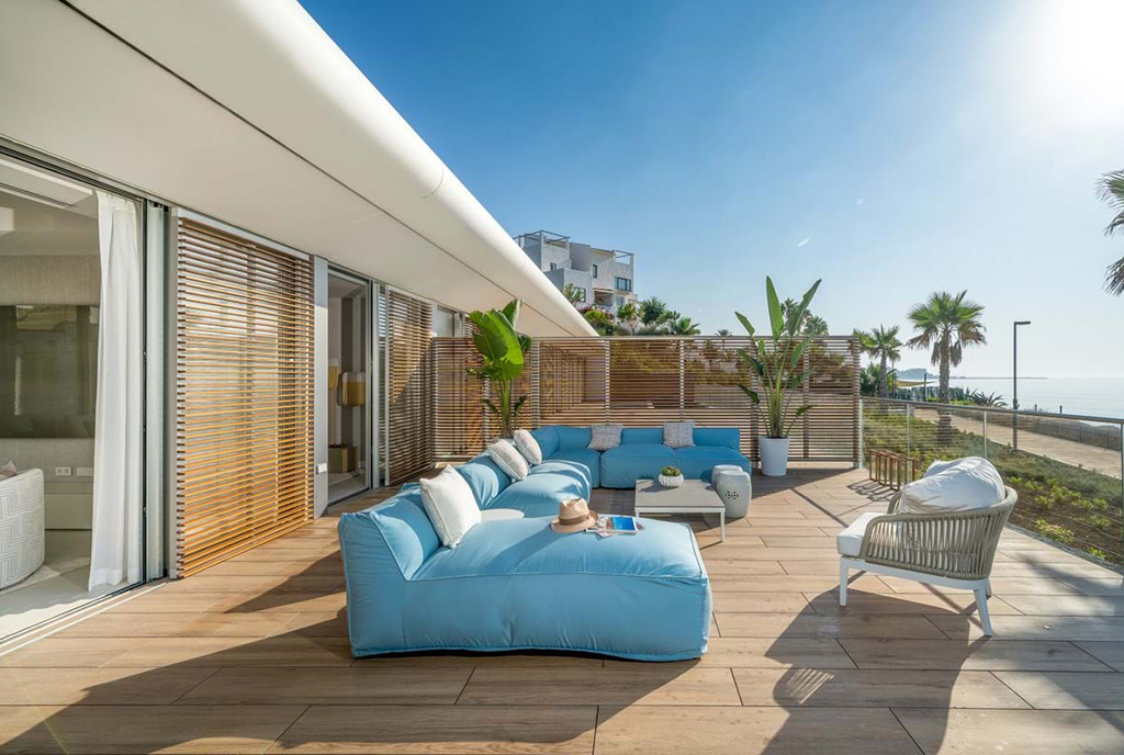 słoneczny balkon w ekskluzywnej willi na sprzedaż Hiszpania (Estepona)
