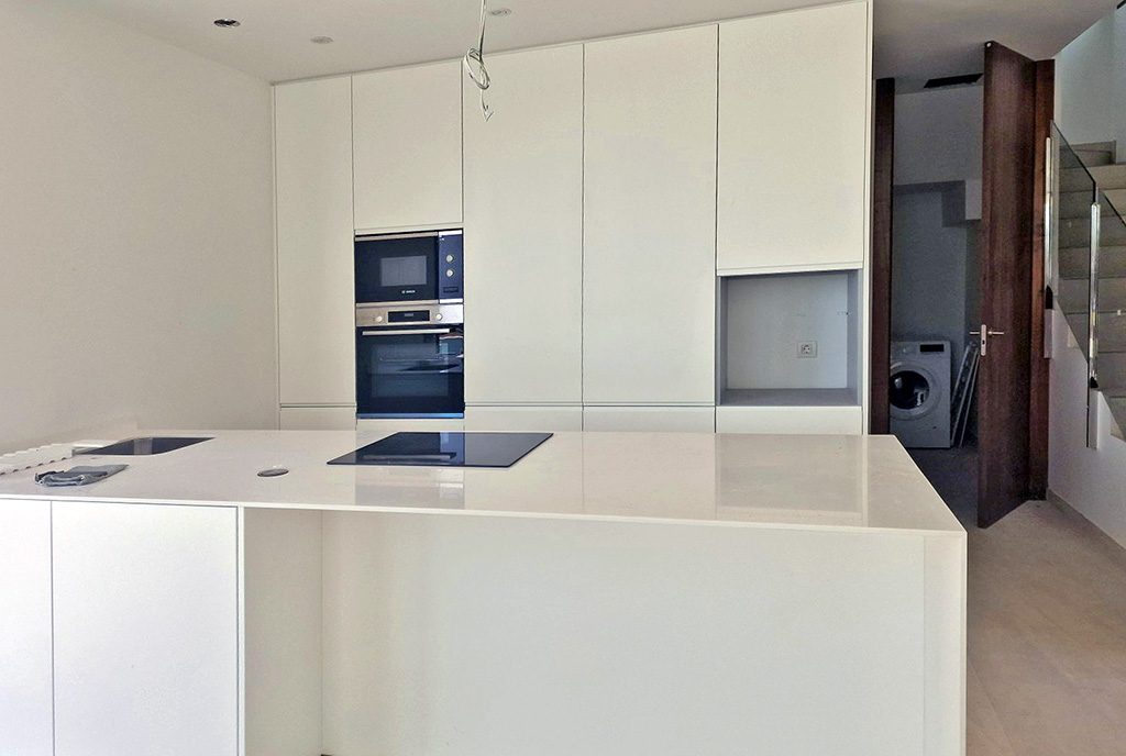 fragment kuchni w ekskluzywnej willi na sprzedaż Hiszpania (Finersat)