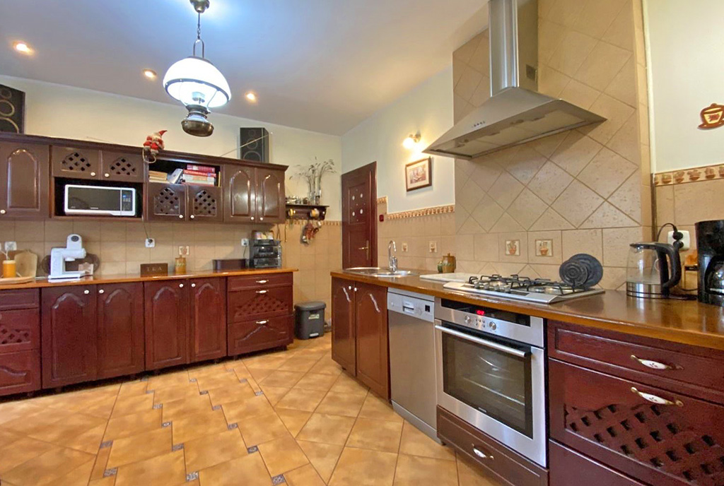 funkcjonalna kuchnia w ekskluzywnej willi do sprzedaży Opole (okolice)