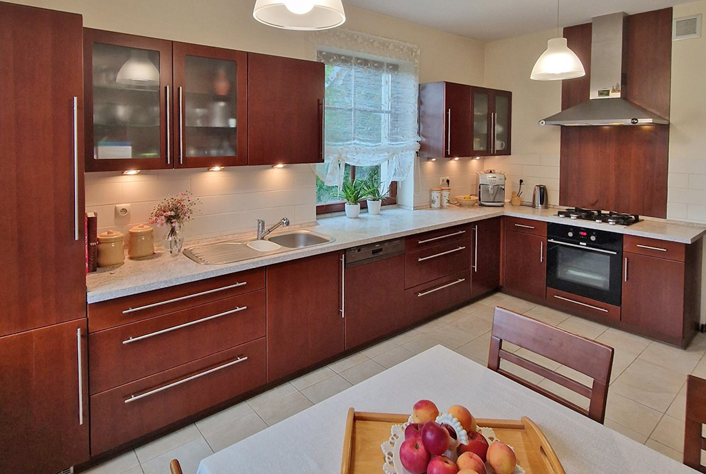 nowoczesna kuchnia w luksusowej willi na sprzedaż Poznań (okolice)