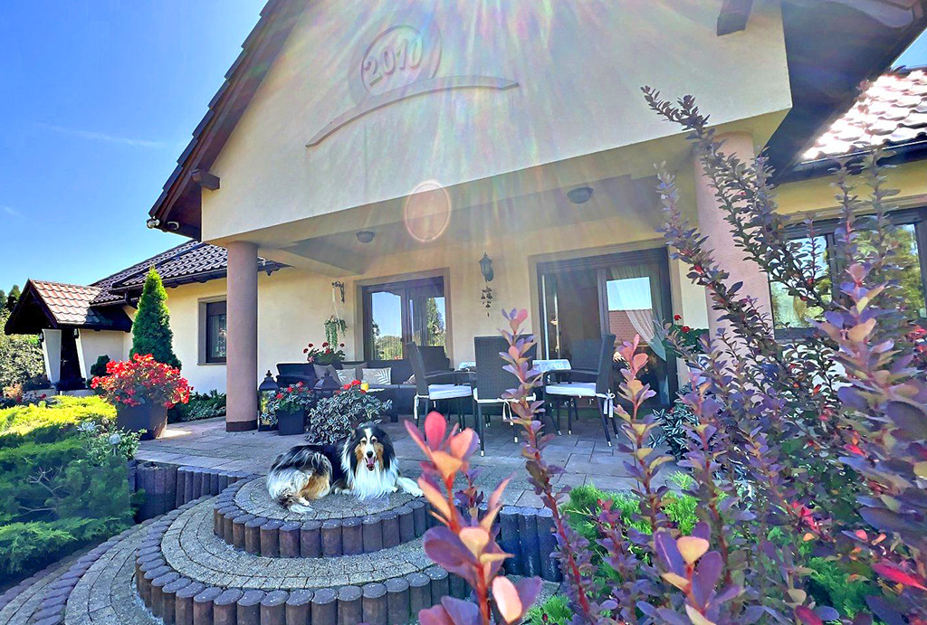 okazała bryła ekskluzywnej willi na sprzedaż Wrocław (okolice)