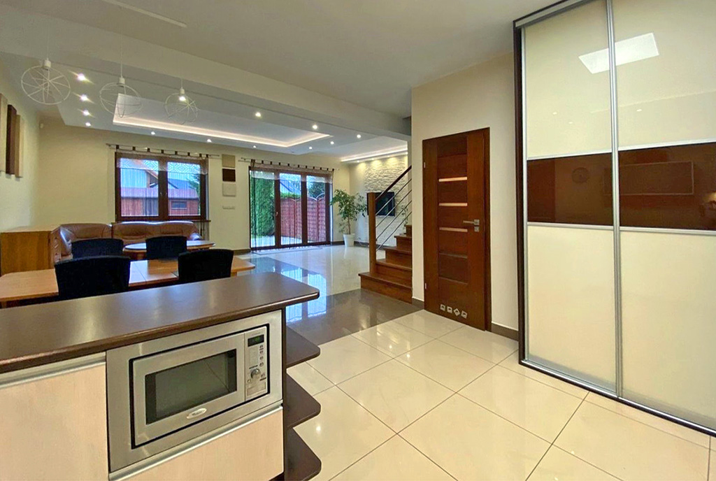 widok z holu na salon w luksusowej willi na sprzedaż Szczecin (okolice)